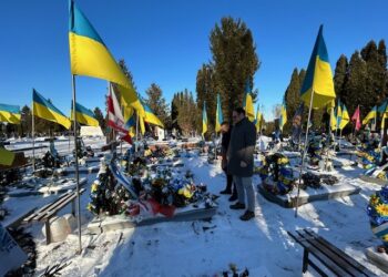 Konsul RP w Łucku pomodlił się przy mogile polskiego obrońcy w Równem