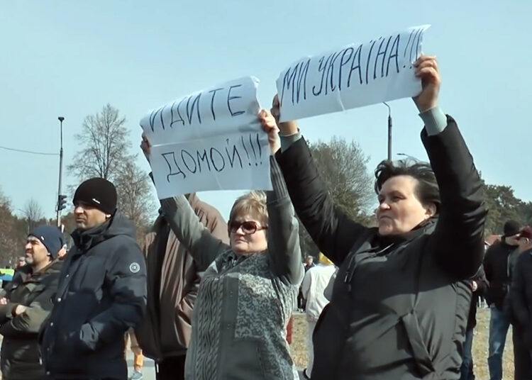 Mieszkańcy Sławutycza bronią swojego miasta przed rosyjskimi BTR-ami. 26.02.22. Fot. Suspilne